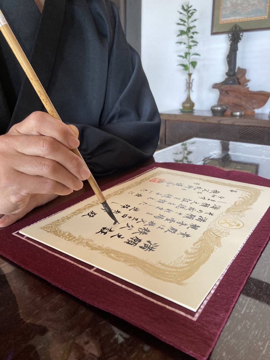 僧侶が満願之証を書いている様子