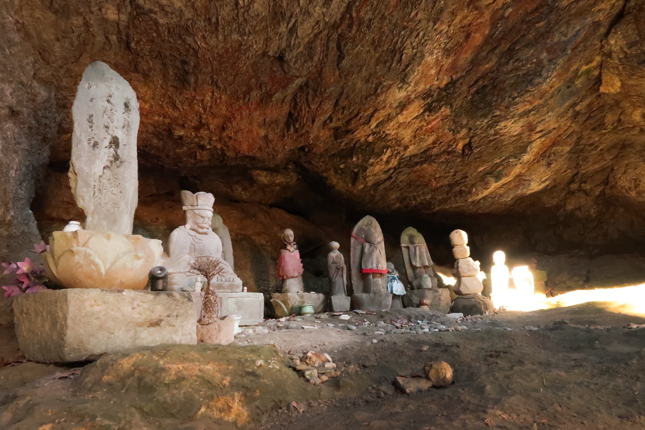 岩井堂裏の岩窟